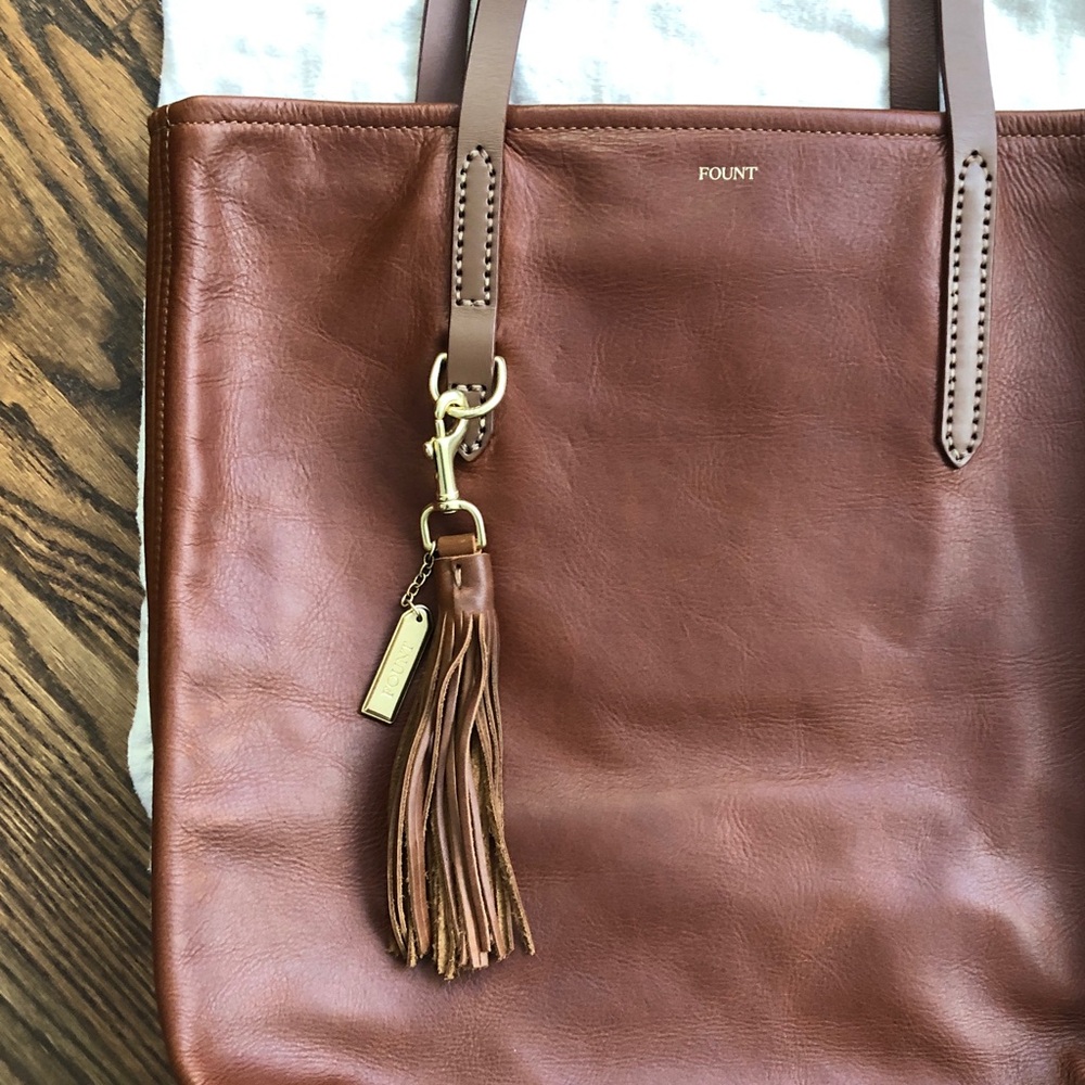 Fount leather grand bellfield tote like new hazelnut comes with tassel keychain - Picture 3 of 8